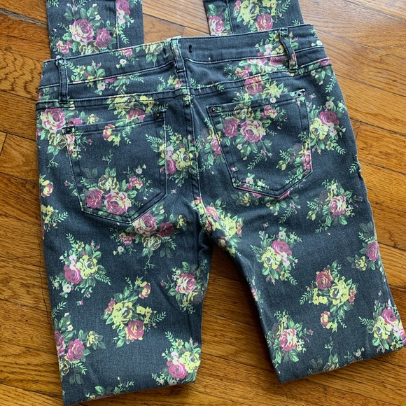 Forever 21 | Floral Patterned Gray Jeans | Size 8 - Picture 9 of 13